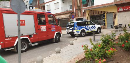 Bomberos y Policía Local de Cazorla han acudido de inmediato a la llamada de los vecinos de la Plaza de Andalucía Bomberos y Policía Local de Cazorla han acudido de inmediato a la llamada de los vecinos de la Plaza de Andalucía