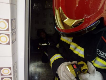 Los bomberos han procedido a eliminar el regulador Los bomberos han procedido a eliminar el regulador