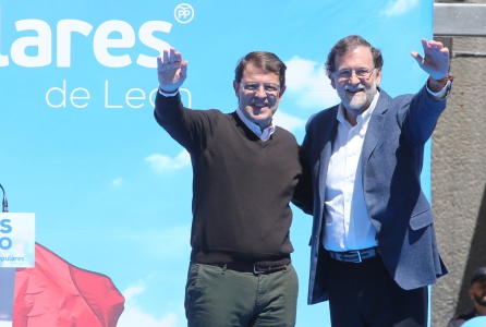 Imagen de archivo. Alfonso Fernández Mañueco y el expresidente del Gobierno, Mariano Rajoy, saludan a los asistentes en un acto electoral celebrado en León Imagen de archivo. Alfonso Fernández Mañueco y el expresidente del Gobierno, Mariano Rajoy, saludan a los asistentes en un acto electoral celebrado en León