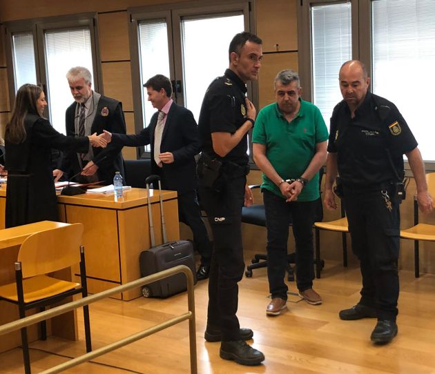 El acusado entra en la sala para escuchar las acusaciones de las diferentes partes El acusado entra en la sala para escuchar las acusaciones de las diferentes partes