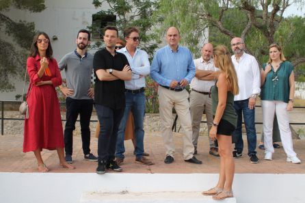Vicent Marí junto a los consellers en sa Coma Vicent Marí junto a los consellers en sa Coma