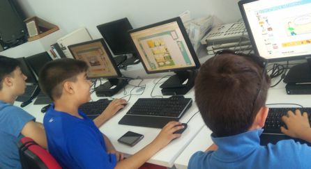 Tres niños durante uno de los talleres desarrollados en el Centro de la Tejuela. Tres niños durante uno de los talleres desarrollados en el Centro de la Tejuela.