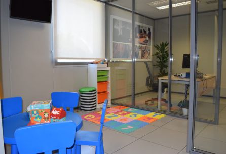 La oficina también cuenta con un espacio para atender a los niños y niñas que acompañen a sus madres La oficina también cuenta con un espacio para atender a los niños y niñas que acompañen a sus madres