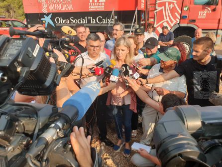 Desalojado casi medio centenar de personas a causa del incendio en un paraje forestal en Beneixama Desalojado casi medio centenar de personas a causa del incendio en un paraje forestal en Beneixama