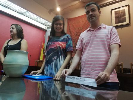 El alcalde Carlos Fraile muestra el nombre de la joven elegida Corregidora El alcalde Carlos Fraile muestra el nombre de la joven elegida Corregidora