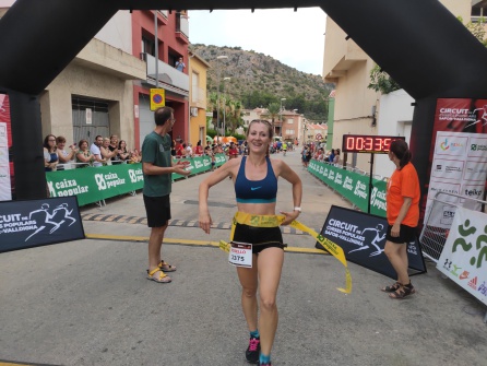 Cristina Rosellò cruz la meta como campeon de la prueba Cristina Rosellò cruz la meta como campeon de la prueba