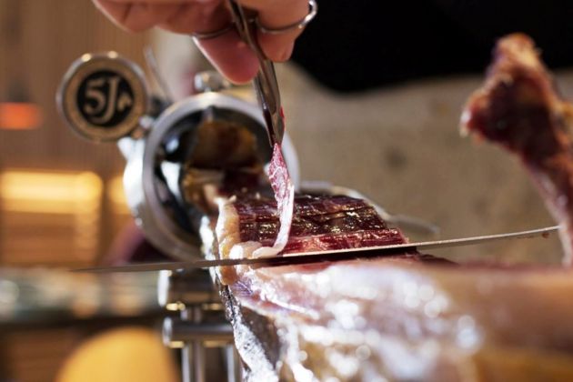 Corte de jamón ibérico Cinco Jotas en Toro Tapas El Puerto Corte de jamón ibérico Cinco Jotas en Toro Tapas El Puerto