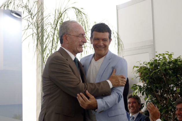 El alcalde de Málaga, Francisco de la Torre, y el actor malagueño, Antonio Banderas, se saludan en un acto El alcalde de Málaga, Francisco de la Torre, y el actor malagueño, Antonio Banderas, se saludan en un acto