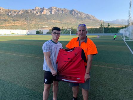 Paco, a la izquierda, con el presidente del club, Justo Moya, uno de los jovenes valores, con mucha proyección Paco, a la izquierda, con el presidente del club, Justo Moya, uno de los jovenes valores, con mucha proyección