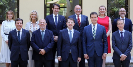 El presidente de la Junta, Alfonso Fernández Mañueco, junto a los consejeros del Gobierno tras tomar posesión de sus cargos El presidente de la Junta, Alfonso Fernández Mañueco, junto a los consejeros del Gobierno tras tomar posesión de sus cargos
