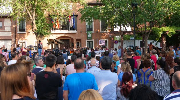 Familia, amigos y vecinos de Alovera y alrededores recuerdan a Miriam Vallejo, la joven asesinada hace 6 meses en Meco: Recuerdo emocionado y petición de justicia para la joven asesinada en Meco Familia, amigos y vecinos de Alovera y alrededores recuerdan a Miriam Vallejo, la joven asesinada hace 6 meses en Meco: Recuerdo emocionado y petición de justicia para la joven asesinada en Meco