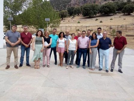 Foto de familia con algunos de los asistentes a la presentación Foto de familia con algunos de los asistentes a la presentación