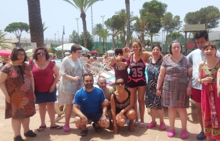 El centro ocupacional La Algarabía lleva a 35 usuarios de vacaciones El centro ocupacional La Algarabía lleva a 35 usuarios de vacaciones