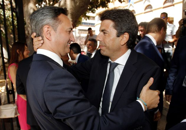 El nuevo presidente de la Diputación de Alicante, Carlos Mazón (d) saluda a su antecesor, Cesar Sanchez, momentos antes de tomar posesión del cargo El nuevo presidente de la Diputación de Alicante, Carlos Mazón (d) saluda a su antecesor, Cesar Sanchez, momentos antes de tomar posesión del cargo