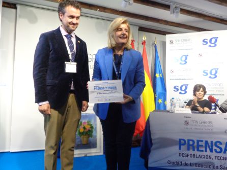 Fátima Báñez recibe de manos de Enrique García, el premio al mérito político Fátima Báñez recibe de manos de Enrique García, el premio al mérito político