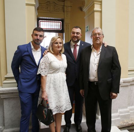 Adrián Barbón, con sus padres y hermano, tras su toma de posesión Adrián Barbón, con sus padres y hermano, tras su toma de posesión
