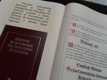 Ejemplares de la Constitución Española y del Estatuto de Autonomía reposan sobre el atril en el que Barbón prometió su cargo Ejemplares de la Constitución Española y del Estatuto de Autonomía reposan sobre el atril en el que Barbón prometió su cargo