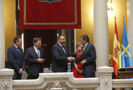 El presidente saliente, Javier Fernández felicita a su sucesor ante la atenta mirada de los ministros Planas y Carcedo y del Presidente de la Junta General, Marcelino Marcos El presidente saliente, Javier Fernández felicita a su sucesor ante la atenta mirada de los ministros Planas y Carcedo y del Presidente de la Junta General, Marcelino Marcos