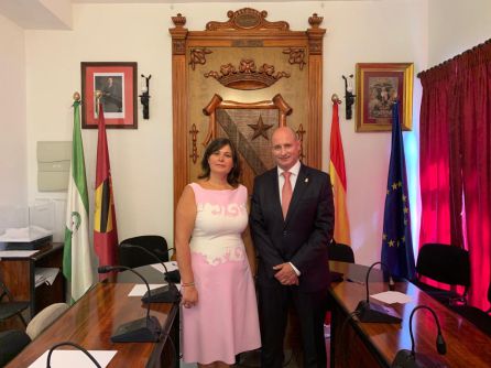 Mª Teresa García, ya como alcadlesa, junto al anterior alcalde José Luis Hidalgo Mª Teresa García, ya como alcadlesa, junto al anterior alcalde José Luis Hidalgo