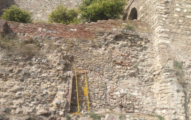 La utilización de las vallas de seguridad como escaleras son algunas de las formas de acceder al Castillo de Gibralfaro La utilización de las vallas de seguridad como escaleras son algunas de las formas de acceder al Castillo de Gibralfaro
