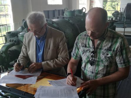 Momento de la firma del convenio Momento de la firma del convenio