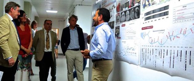 El investigador José Borrego explicando al presidente de la APS y a la rectora de la UHU las últimas conclusiones de los estudios sobre turbidez y sedimentación en el Guadalquivir El investigador José Borrego explicando al presidente de la APS y a la rectora de la UHU las últimas conclusiones de los estudios sobre turbidez y sedimentación en el Guadalquivir