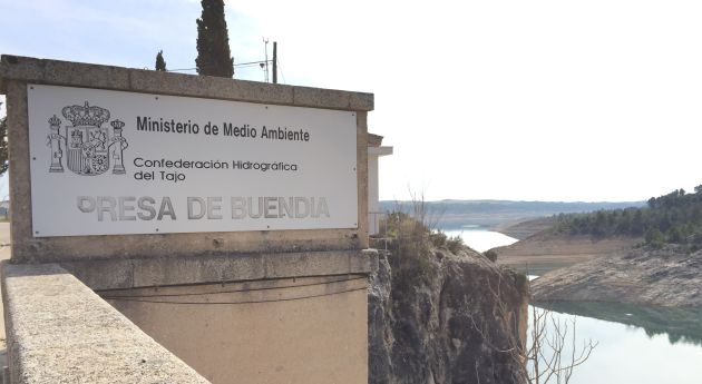 Presa del embalse de Buendía. Presa del embalse de Buendía.
