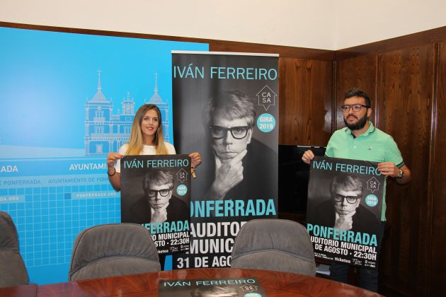 Lorena Valle, concejala de fiesta, y Coque del Valle, organización, en la rueda de prensa para la presentación del concierto de Iván Ferreiro Lorena Valle, concejala de fiesta, y Coque del Valle, organización, en la rueda de prensa para la presentación del concierto de Iván Ferreiro