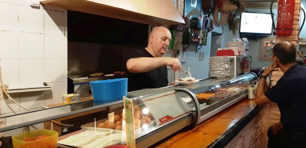 Fernando García, preparando uno de los bocadillos Fernando García, preparando uno de los bocadillos