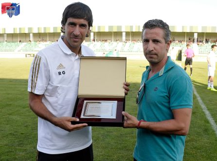 Raúl González recibió una placa del club en homenaje a su trayectoria futbolística Raúl González recibió una placa del club en homenaje a su trayectoria futbolística