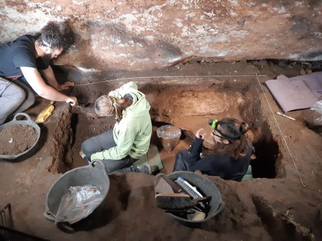 Encuentran restos óseos y nuevas pinturas rupestres en La Cueva de los Casares, en Riba de Saelices (Guadalajara): Encontrados restos óseos y nuevas pinturas rupestres en La Cueva de los Casares (Guadalajara) Encuentran restos óseos y nuevas pinturas rupestres en La Cueva de los Casares, en Riba de Saelices (Guadalajara): Encontrados restos óseos y nuevas pinturas rupestres en La Cueva de los Casares (Guadalajara)
