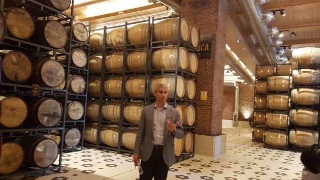 La factoría de Mahou San Miguel de Alovera (Guadalajara) amplia la gama de recetas cerveceras con la primera gran bodega de barricas de España: Más de 3 millones de litros de cerveza salen cada día de Alovera (Guadalajara) La factoría de Mahou San Miguel de Alovera (Guadalajara) amplia la gama de recetas cerveceras con la primera gran bodega de barricas de España: Más de 3 millones de litros de cerveza salen cada día de Alovera (Guadalajara)