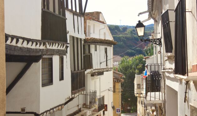 Viviendas típicas serranas en el pueblo conquense de Mira. Viviendas típicas serranas en el pueblo conquense de Mira.