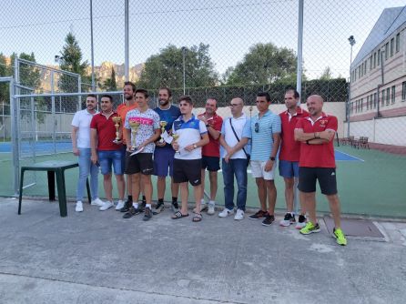 Ganadores de la categoría absoluta con representantes del club y concejales del Ayuntameinto de Jódar Ganadores de la categoría absoluta con representantes del club y concejales del Ayuntameinto de Jódar