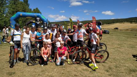 Los participantes del Hiescosa-Riberbike con sus respectivos familiares en la línea de meta. Los participantes del Hiescosa-Riberbike con sus respectivos familiares en la línea de meta.