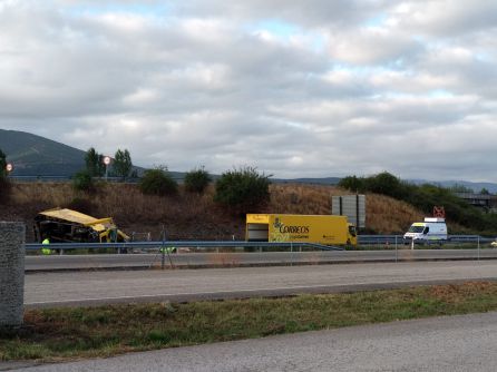 Vuelca en la mediana de la A-6 un camión de reparto de Correos a la altura de Bembibre Vuelca en la mediana de la A-6 un camión de reparto de Correos a la altura de Bembibre