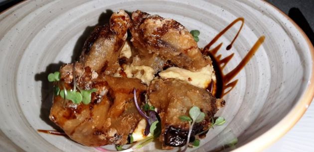 Berengenas en tempura con miel de caña y hummus Berengenas en tempura con miel de caña y hummus