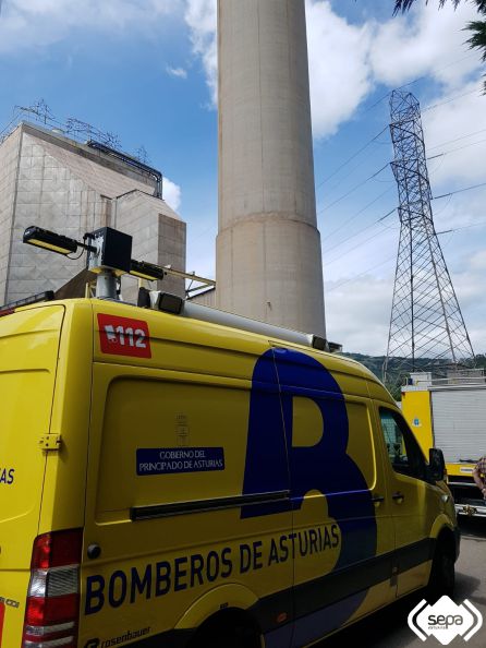 Uno de los vehículos del Bomberos de Asturias frente a la chimenea en la que tuvo lugar el accidente de la central térmica de La Pereda que costó la vida a un trabajador. Uno de los vehículos del Bomberos de Asturias frente a la chimenea en la que tuvo lugar el accidente de la central térmica de La Pereda que costó la vida a un trabajador.