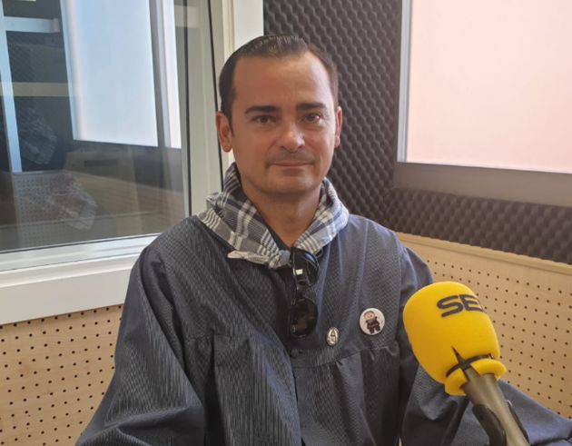 Julio Santiago Gómez, ataviado con el blusón manchego y el pañuelo de yerbas en los estudios de SER Ciudad Real Julio Santiago Gómez, ataviado con el blusón manchego y el pañuelo de yerbas en los estudios de SER Ciudad Real