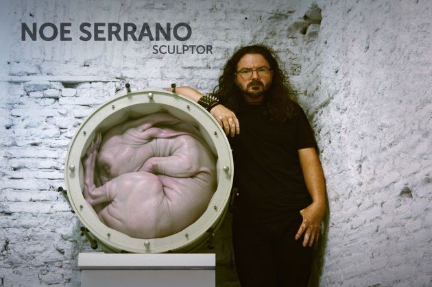 Noé Serrano con una de sus obras. Noé Serrano con una de sus obras.