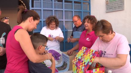 La Asociación Tugiana durante la venta de pulseras que llegaron a recaudar mas de 12.000 euros La Asociación Tugiana durante la venta de pulseras que llegaron a recaudar mas de 12.000 euros