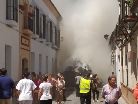Aparatoso incendio en plena calle en Constantina Aparatoso incendio en plena calle en Constantina
