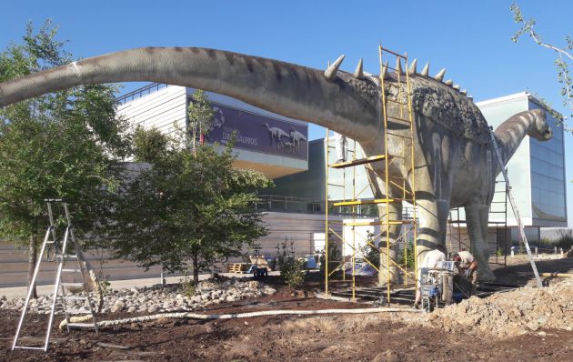 El dinosaurio está aún en fase de montaje. El dinosaurio está aún en fase de montaje.