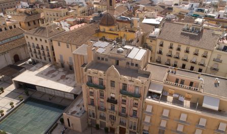 El edificio Punt de Ganxo cuenta con 25 nuevas placas solares El edificio Punt de Ganxo cuenta con 25 nuevas placas solares