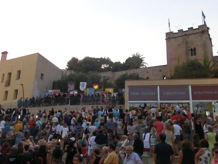 Izada de estandartes. Izada de estandartes.