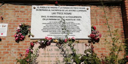 Las dos placas que homenajean en el Cementerio del Este a Las Trece Rosas Las dos placas que homenajean en el Cementerio del Este a Las Trece Rosas