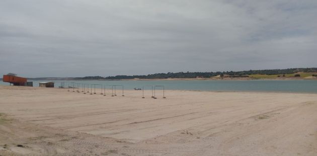 La playa se ha adecentado con arena. La playa se ha adecentado con arena.