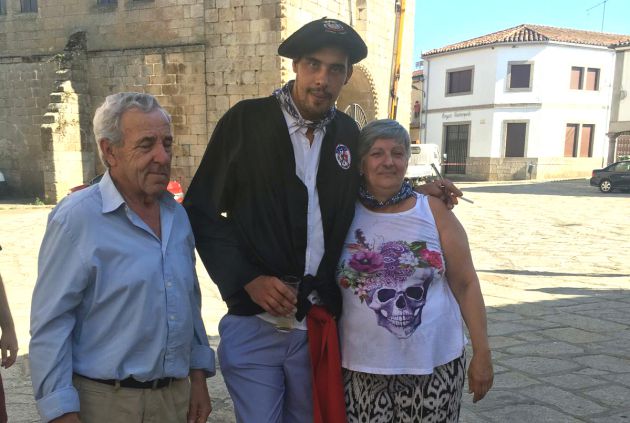 El Celedón de Villavieja de Yeltes junto a Inma Ramírez, una de las impulsoras de la iniciativa El Celedón de Villavieja de Yeltes junto a Inma Ramírez, una de las impulsoras de la iniciativa