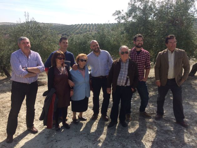 Remedios con sus familiares, con el exdirector de Memoria de la Junta, Miguel Ángel Melero( junto a Remedios) y Jesús Román, (segundo por la derecha), el arqueólogo que dirigió la intervención en la finca Santa Rita Remedios con sus familiares, con el exdirector de Memoria de la Junta, Miguel Ángel Melero( junto a Remedios) y Jesús Román, (segundo por la derecha), el arqueólogo que dirigió la intervención en la finca Santa Rita