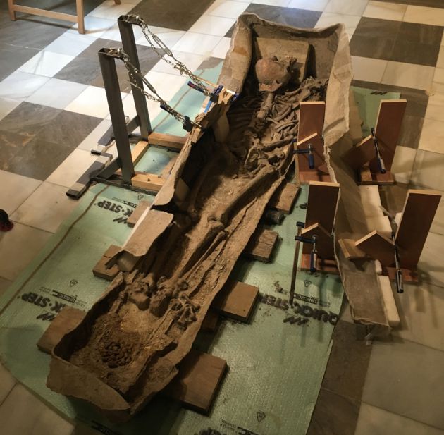 El romano de Granada que ocupaba el sarcófago falleció a los 35 años
y era un pudiente de la Florentia Iliberritana El romano de Granada que ocupaba el sarcófago falleció a los 35 años
y era un pudiente de la Florentia Iliberritana